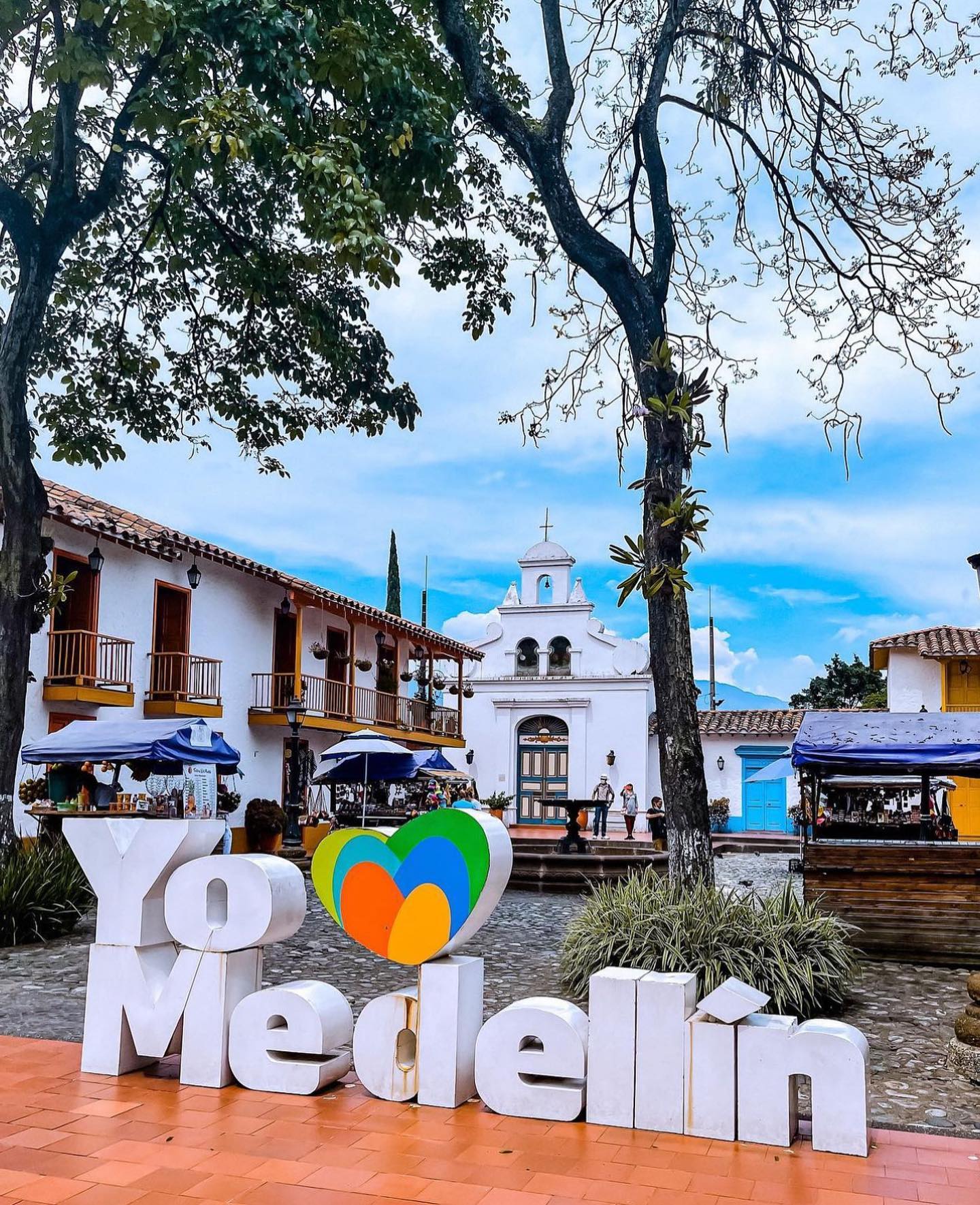 Que Hacer En Medellín Antioquia Cerro Nutibara Pueblito Paisa Guía