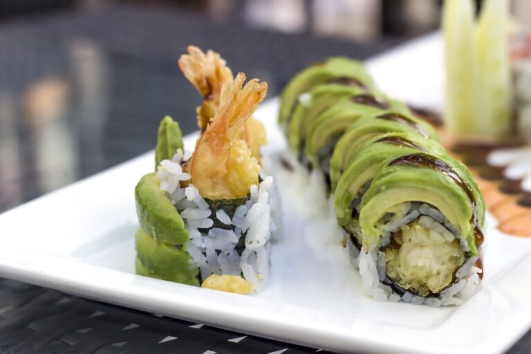 sushi, avocado, shrimp-2608281.jpg