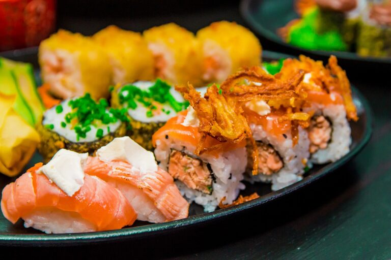 sushi, salmon, rice-4369011.jpg