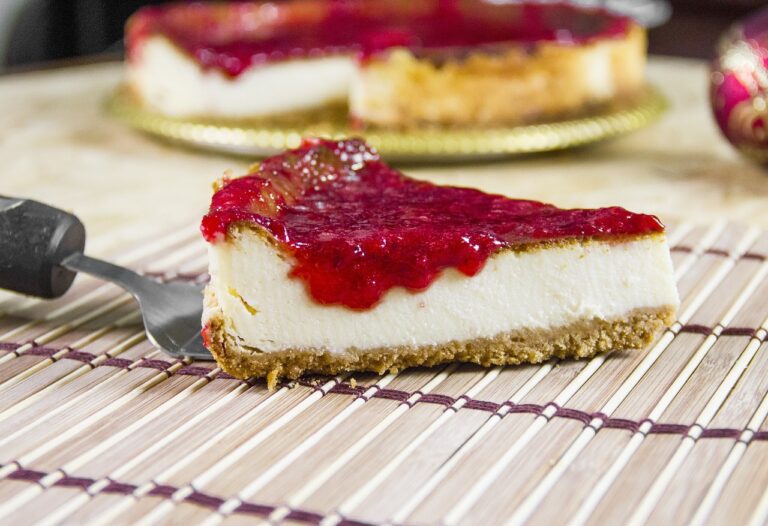 cheesecake, strawberry, syrup-4371777.jpg